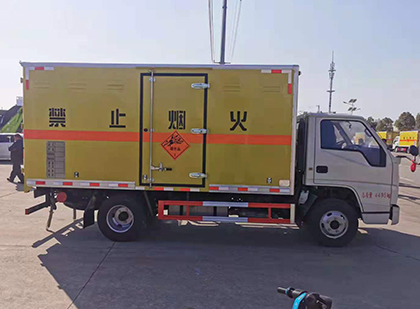 富蕴爆破器材运输车工人安全操作规范与智能技术保障